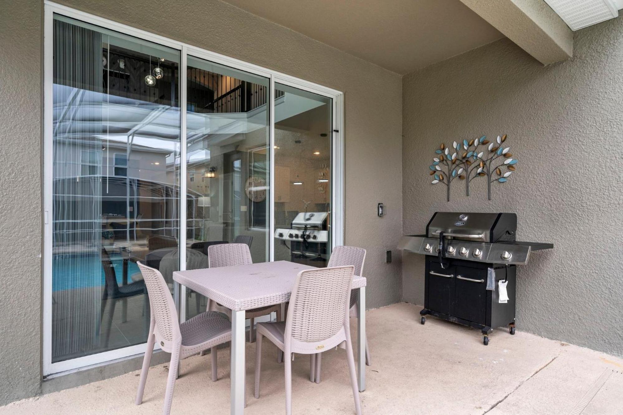 Gorgeous 5 Bd W Private Pool Next To Holiday home